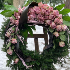 Corona funeraria de rosas