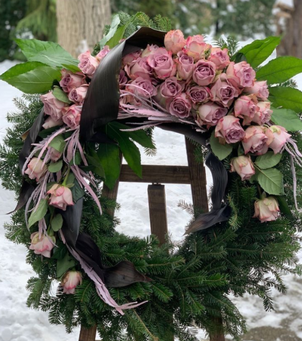 Corona funeraria de rosas