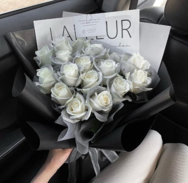 Ramo de rosas grises