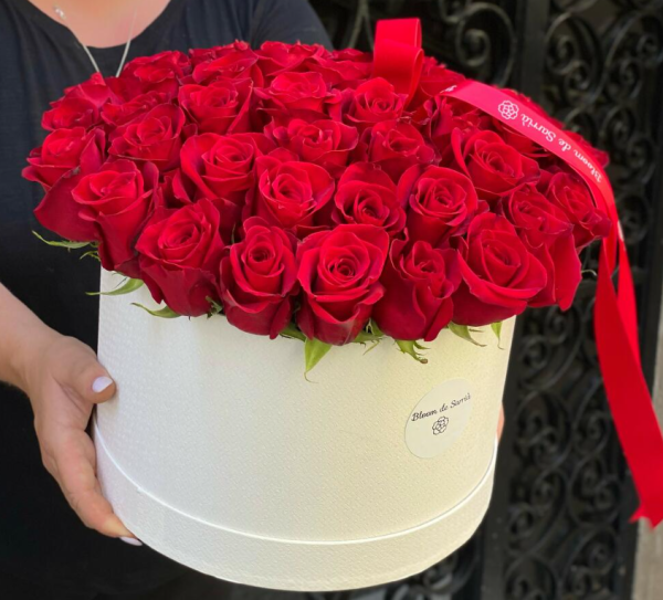 roses in box banner