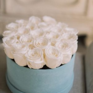 Rosas blancas en una caja
