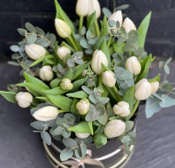 Tulipanes blancos en una caja