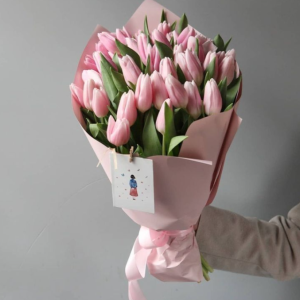 Ramo de tulipanes rosados