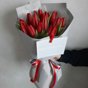 Ramo de tulipanes rojos